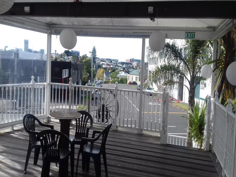Shooters Saloon Hotel & Cabins Auckland Exterior photo